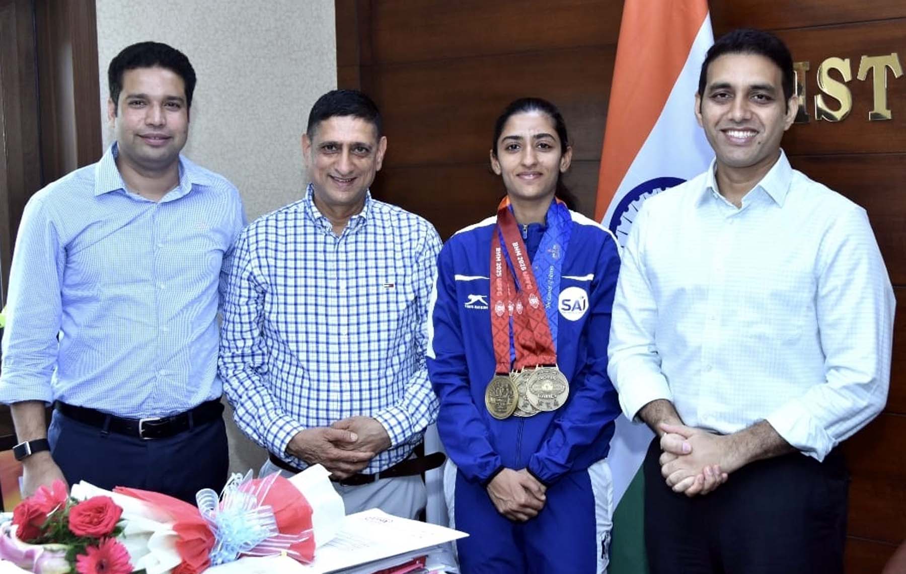 गुरुग्राम जिला उपायुक्त अजय कुमार से मिलने पहुंची साइक्लिंग स्पर्धा में मेडल विजेता रुचिका। गुरुग्राम जिला उपायुक्त अजय कुमार से मिलने पहुंची साइक्लिंग स्पर्धा में मेडल विजेता रुचिका।