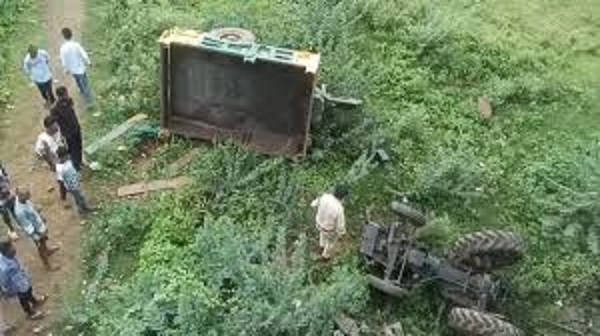 बाइक काे टक्कर मारने के बाद नीचे गिरा ट्रैक्टर बाइक काे टक्कर मारने के बाद नीचे गिरा ट्रैक्टर