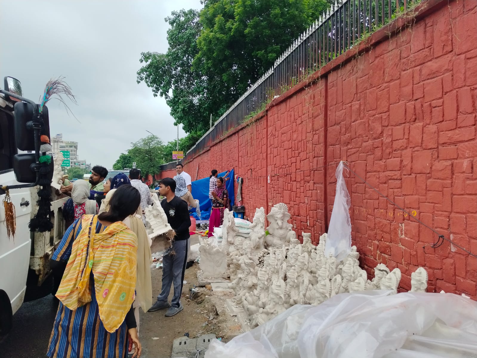 जेडीए दस्ते ने टोंक रोड़ 12 मील से वाटिका रिंग रोड़ तक सड़क सीमा में हटाए अतिक्रमण जेडीए दस्ते ने टोंक रोड़ 12 मील से वाटिका रिंग रोड़ तक सड़क सीमा में हटाए अतिक्रमण