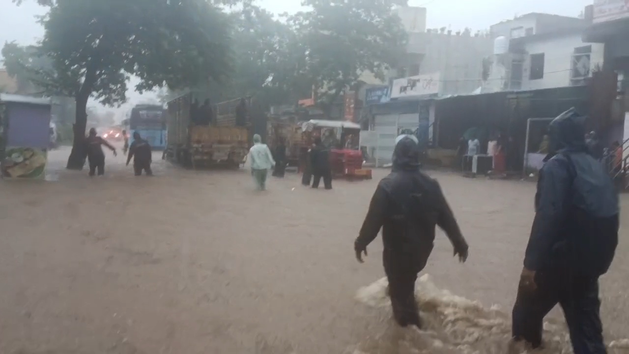 चित्तौड़गढ़ जिले के रावतभाटा में तेज बरसात से घरों में पानी घुस गया। चित्तौड़गढ़ जिले के रावतभाटा में तेज बरसात से घरों में पानी घुस गया।