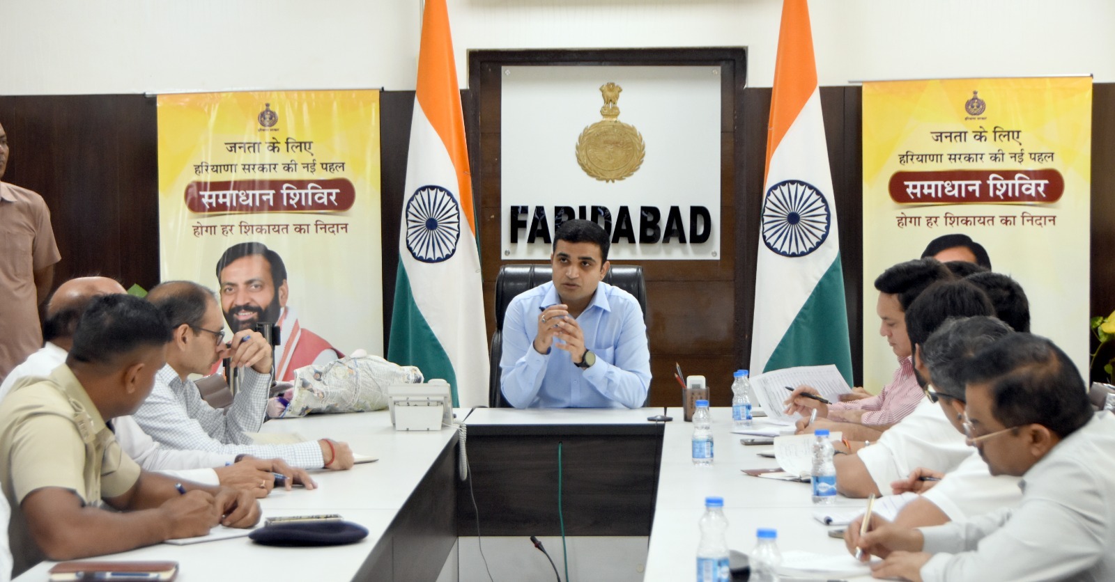 डीसी विक्रम सिंह अधिकारियों की बैठक लेते हुए डीसी विक्रम सिंह अधिकारियों की बैठक लेते हुए