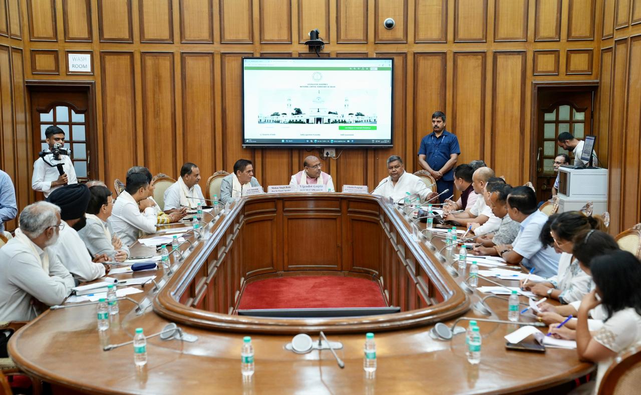 दिल्ली विधानसभा परिसर में सोमवार को मेघालय विधानसभा की लोक लेखा समिति के सदस्यों के मुलाकात करते विधानसभा अध्यक्ष विजेंद्र गुप्ता