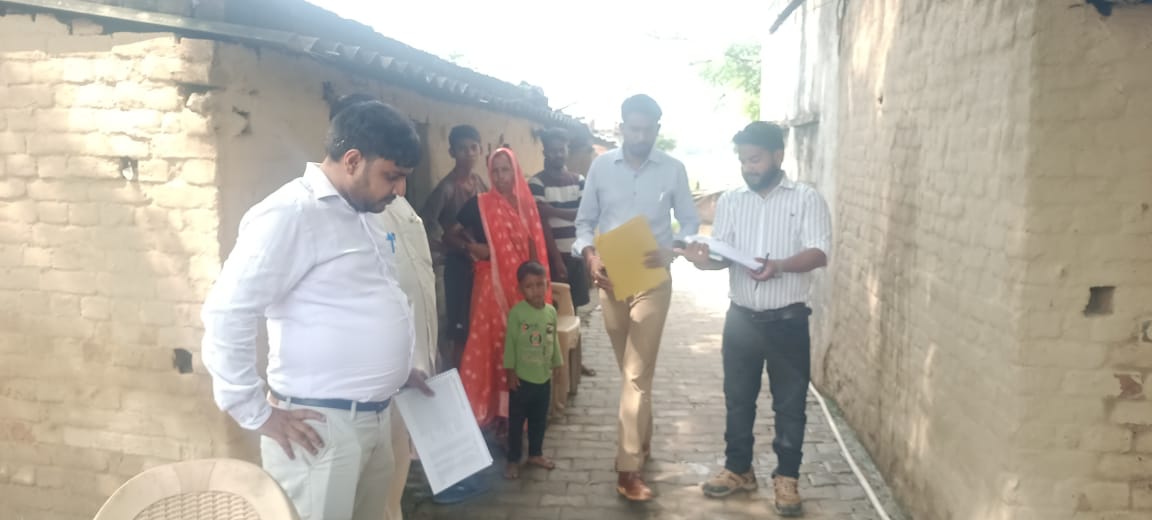 गोबरहा गांव में निरीक्षण करती नेशनल लेवल मॉनिटरिंग टीम। गोबरहा गांव में निरीक्षण करती नेशनल लेवल मॉनिटरिंग टीम।
