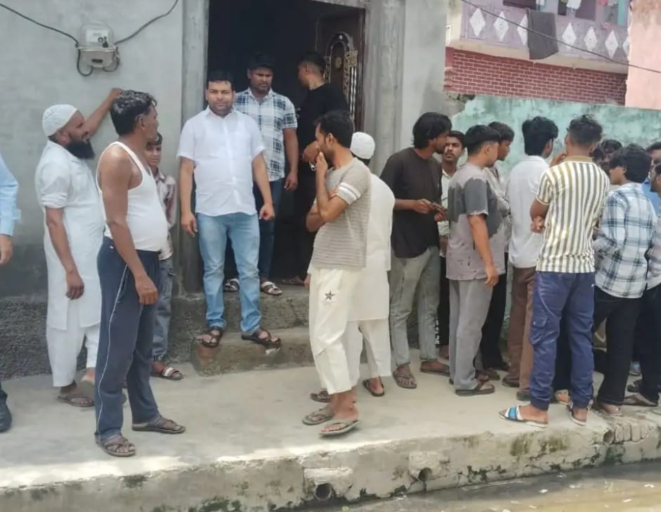 घर पर मोजूद परिजन व अन्य घर पर मोजूद परिजन व अन्य
