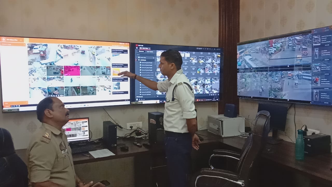पुलिस लाइन कंट्रोल रूम से सीसीटीवी कैमरे की निगरानी करते हुए ट्रैफिक इंस्पेक्टर और सिपाही पुलिस लाइन कंट्रोल रूम से सीसीटीवी कैमरे की निगरानी करते हुए ट्रैफिक इंस्पेक्टर और सिपाही