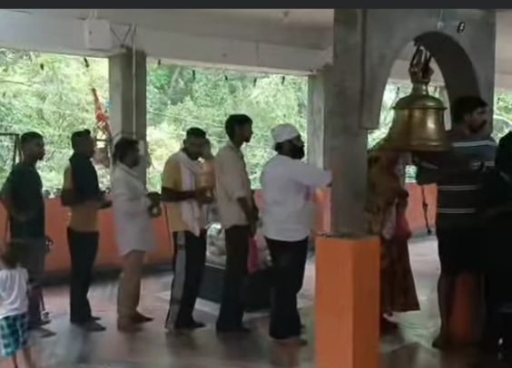 स्वर्ग की सीढ़ी पौड़ी वाला में लगी भक्तों की कतारें स्वर्ग की सीढ़ी पौड़ी वाला में लगी भक्तों की कतारें