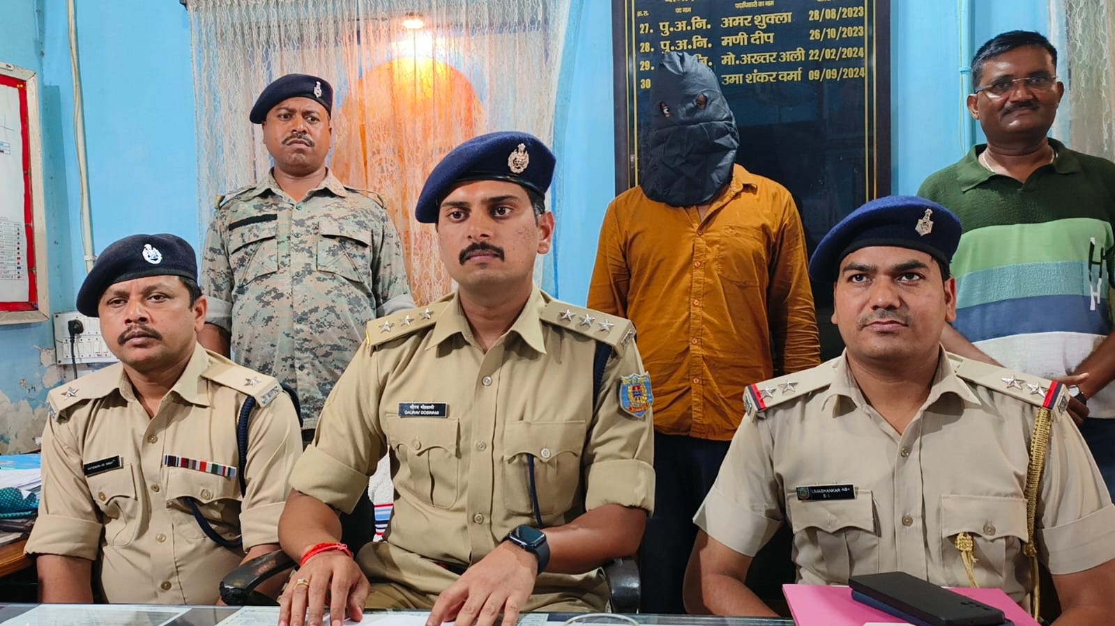 प्रेस कॉन्फ्रेंस करते अधिकारी प्रेस कॉन्फ्रेंस करते अधिकारी