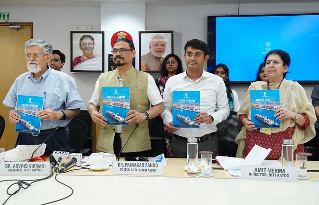 ट्रेड वॉच क्वार्टरली प्रकाशन का तीसरा संस्करण जारी करते डॉ. अरविंद विरमानी