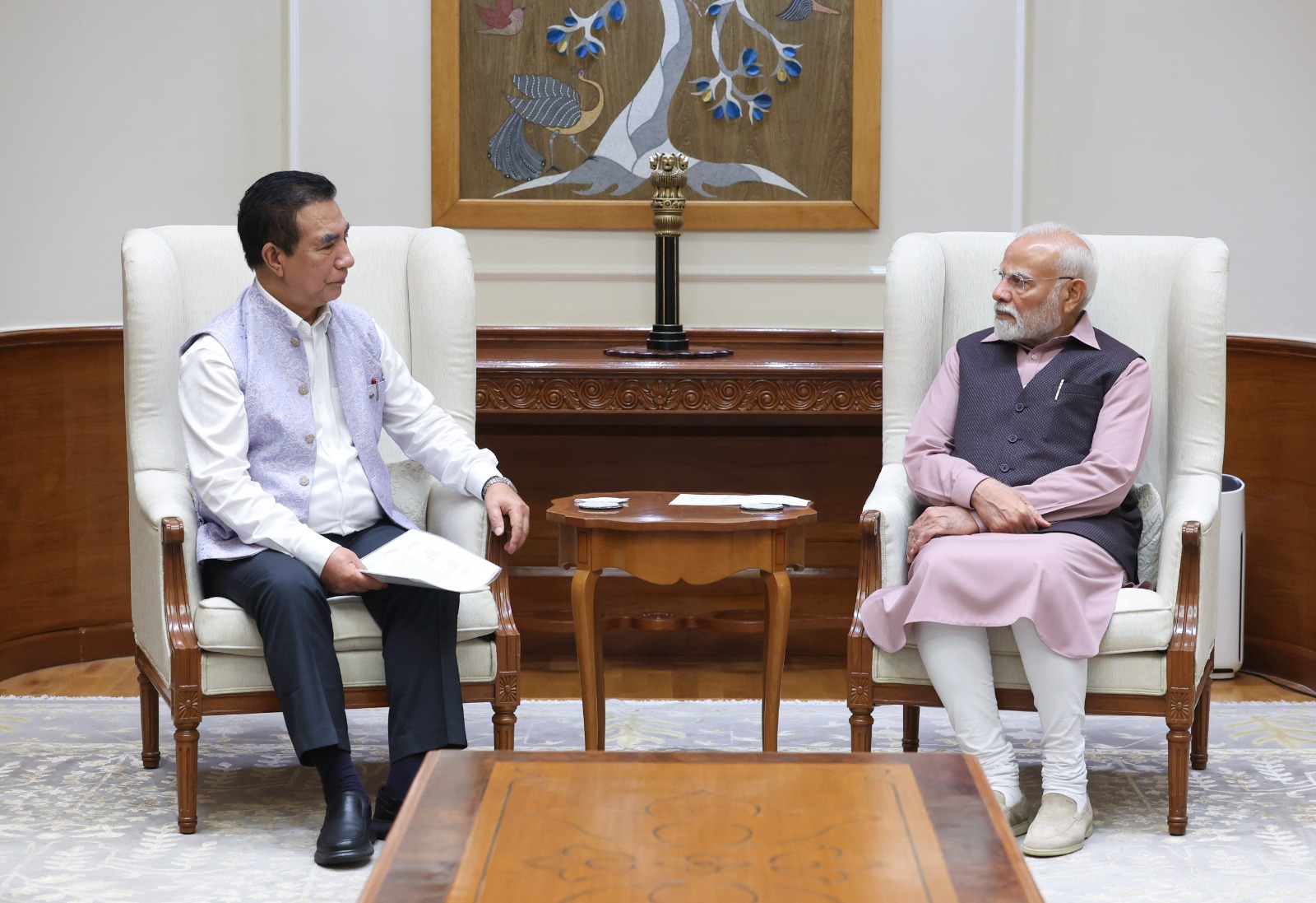 मिज़ोरम के मुख्यमंत्री लालदुहोमा सोमवार को नई दिल्ली में प्रधानमंत्री नरेन्द्र मोदी के साथ मिज़ोरम के मुख्यमंत्री लालदुहोमा सोमवार को नई दिल्ली में प्रधानमंत्री नरेन्द्र मोदी के साथ