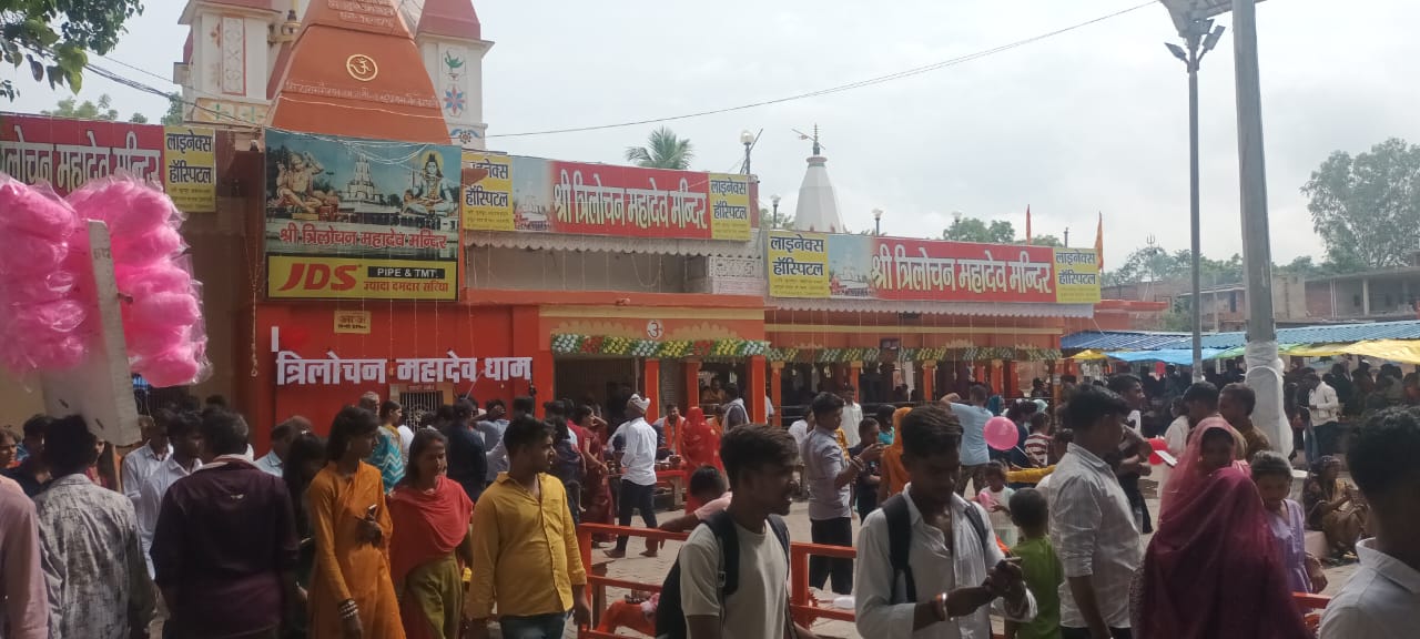 मंदिर के बाहर लगी लाइन में खड़े श्रद्धालु मंदिर के बाहर लगी लाइन में खड़े श्रद्धालु