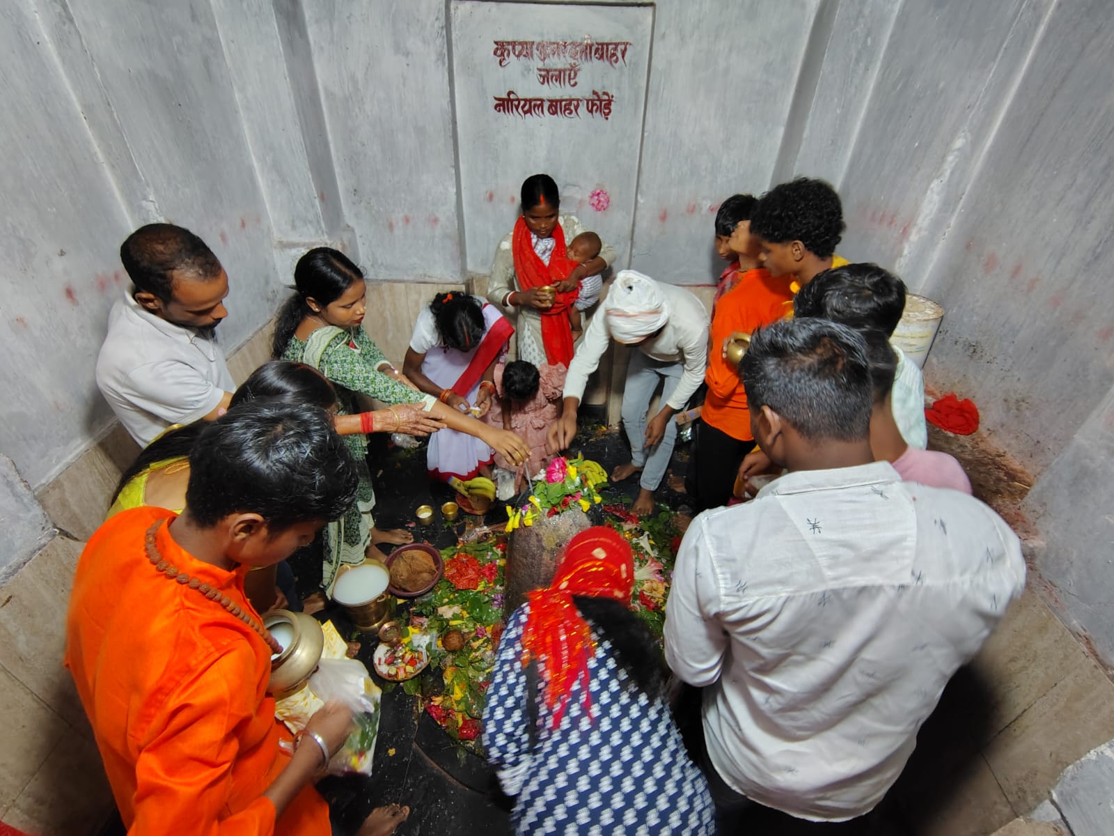 पूजा अर्चना करते लोग पूजा अर्चना करते लोग