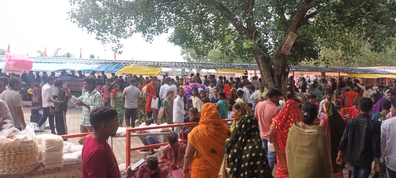 मंदिर में लगा श्रद्धालुओं का ताता मंदिर में लगा श्रद्धालुओं का ताता