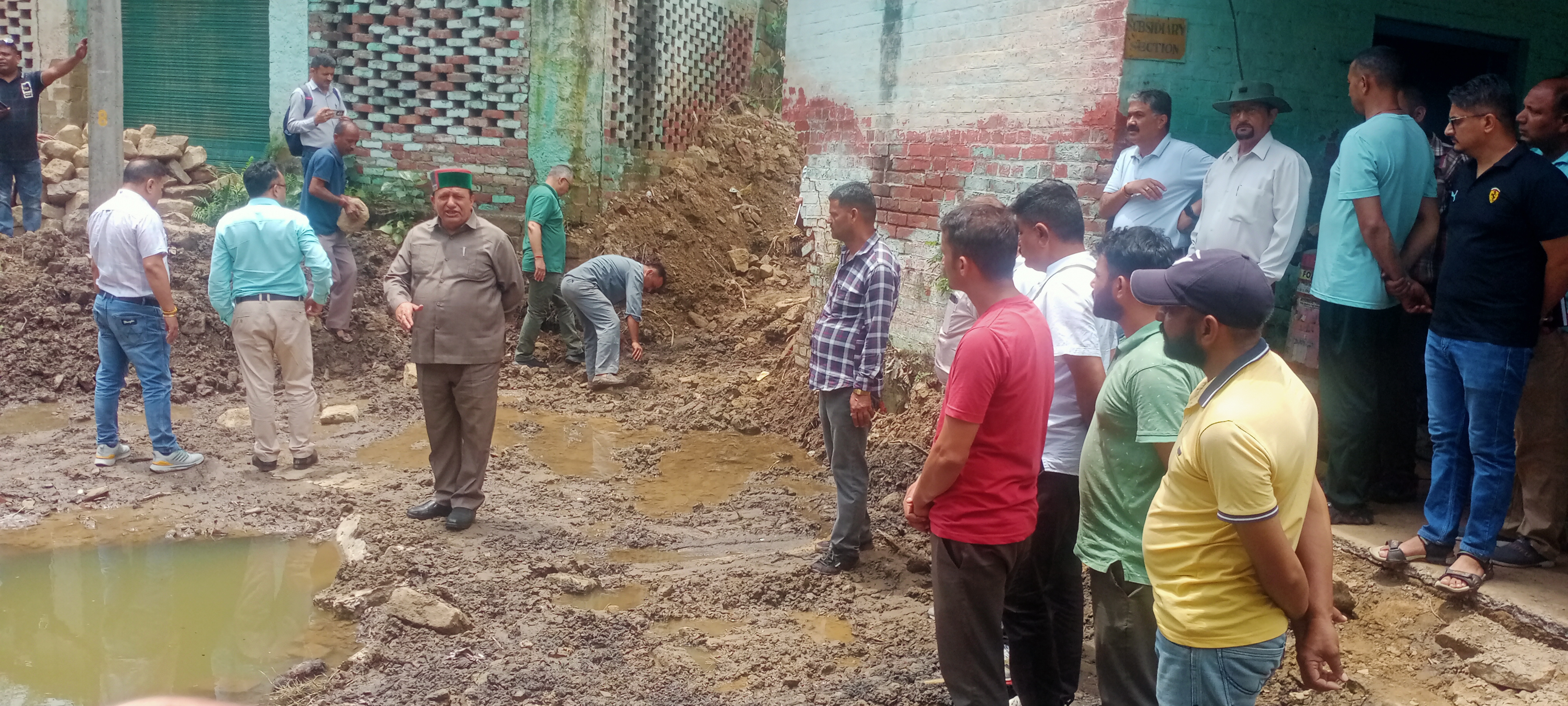 ,वन निगम के वाइस चेयरमेन के एस खाची ने बरसात में हुए नुकसान का फैक्ट्री में लिया जायजा। ,वन निगम के वाइस चेयरमेन के एस खाची ने बरसात में हुए नुकसान का फैक्ट्री में लिया जायजा।