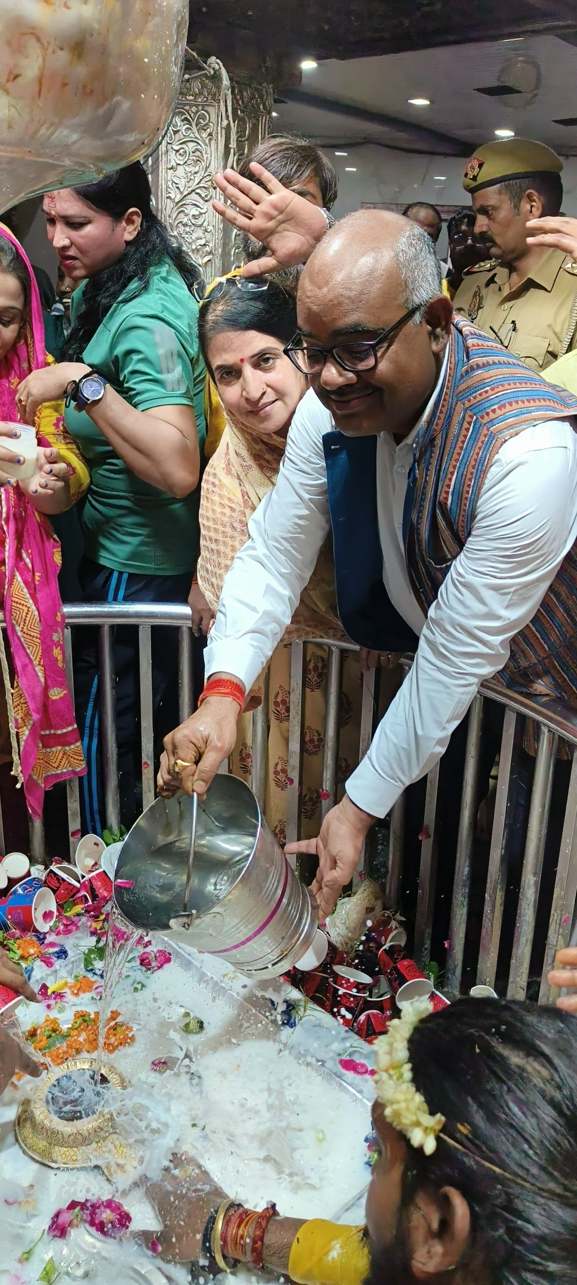 जलाभिषेक करते हुए जिलाधिकारी