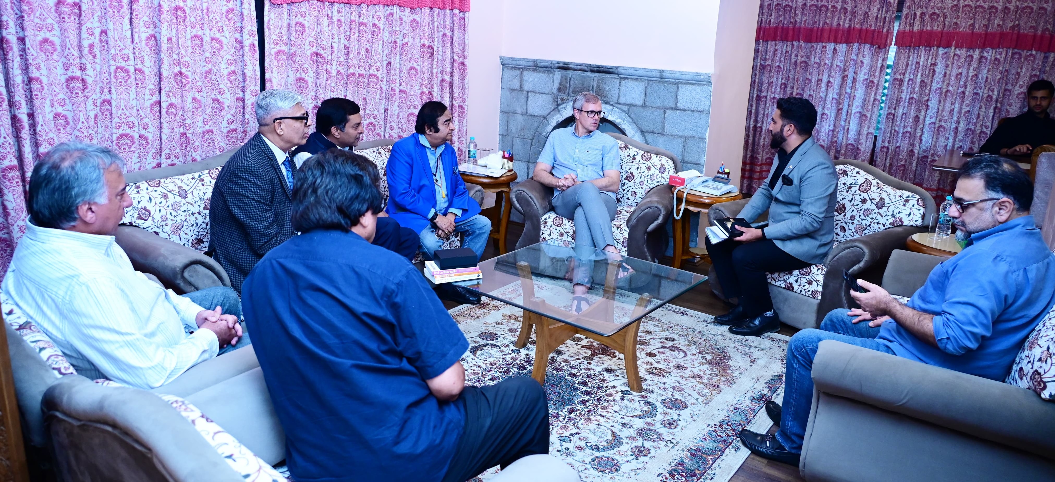 मुख्यमंत्री उमर अब्दुल्ला ने राब्ता कार्यालय में विभिन्न प्रतिनिधिमंडलों से मुलाकात की मुख्यमंत्री उमर अब्दुल्ला ने राब्ता कार्यालय में विभिन्न प्रतिनिधिमंडलों से मुलाकात की