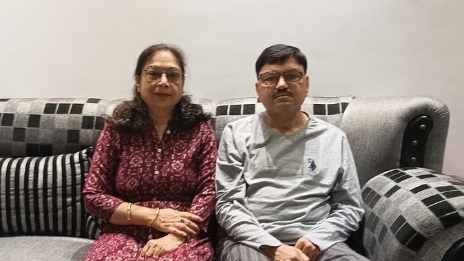 रिटायर्ड प्रोफेसर व पत्नी