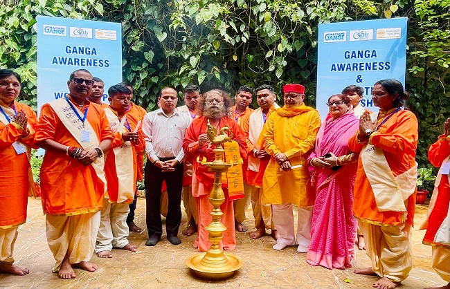 पांच दिवसीय गंगा के प्रति जागरूकता और आरती कार्यशाला का शुभारंभ करते स्वामी चिदानन्द सरस्वती सहित अन्य अतिथि। पांच दिवसीय गंगा के प्रति जागरूकता और आरती कार्यशाला का शुभारंभ करते स्वामी चिदानन्द सरस्वती सहित अन्य अतिथि।