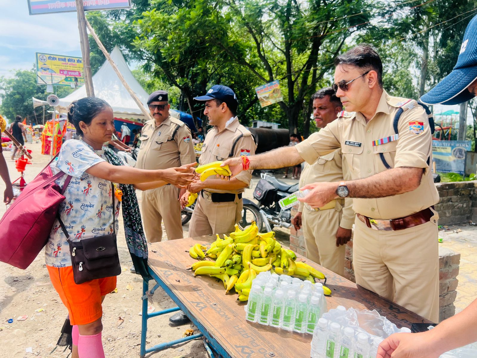 कांवड़ियों को फल वितरित करते पुलिस कांवड़ियों को फल वितरित करते पुलिस