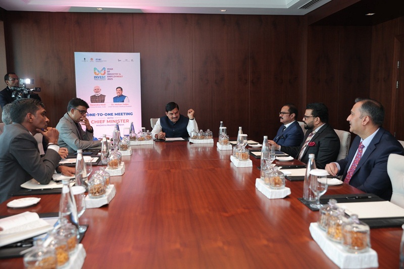 मप्र के मुख्यमंत्री डॉ. यादव ने दुबई में लुलु समूह के निदेशक सलीम से की वन-टू-वन चर्चा मप्र के मुख्यमंत्री डॉ. यादव ने दुबई में लुलु समूह के निदेशक सलीम से की वन-टू-वन चर्चा
