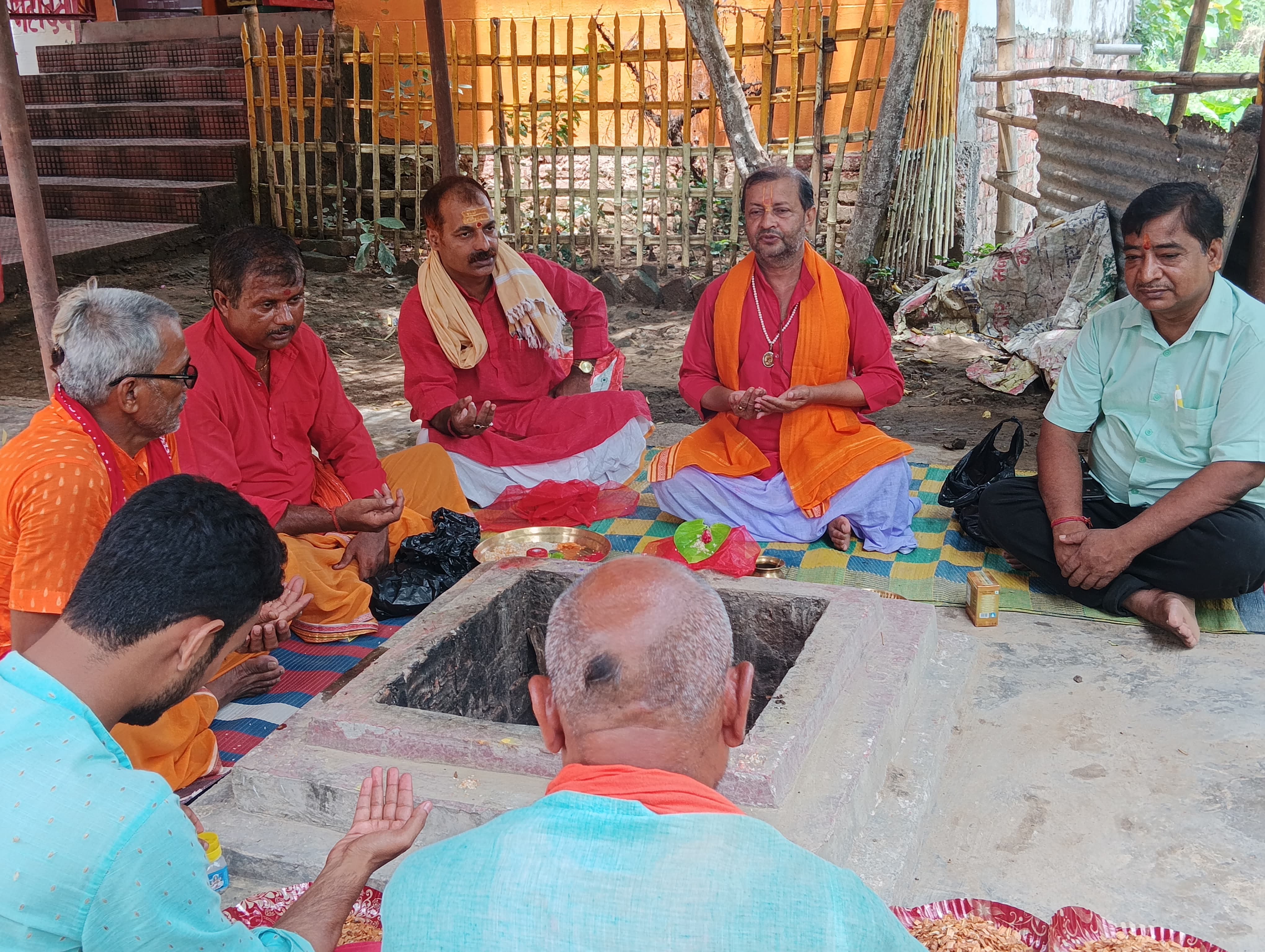 बारिश के लिए हवन पूजन करते लोग