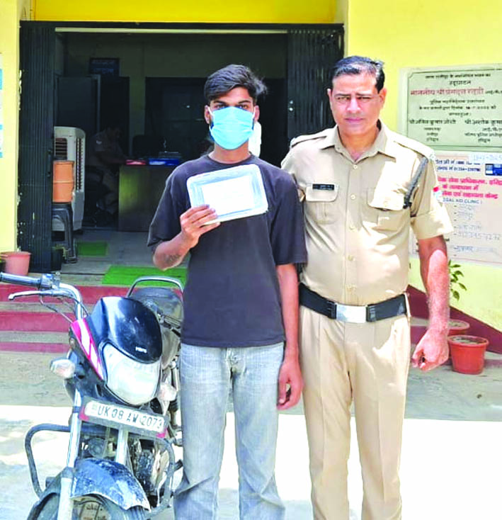 पुलिस गिरफ्त में आरोपित पुलिस गिरफ्त में आरोपित