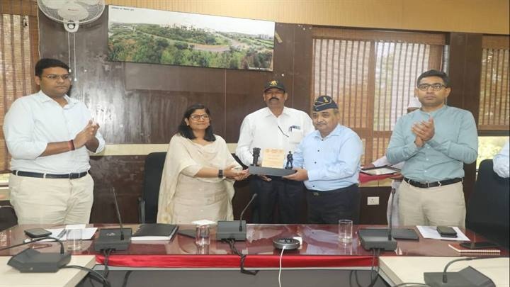 सशस्त्र सेना झण्डा दिवस पर लक्ष्य से अधिक अंशदान देने पर ग्वालियर जिले का हुआ सम्मान सशस्त्र सेना झण्डा दिवस पर लक्ष्य से अधिक अंशदान देने पर ग्वालियर जिले का हुआ सम्मान