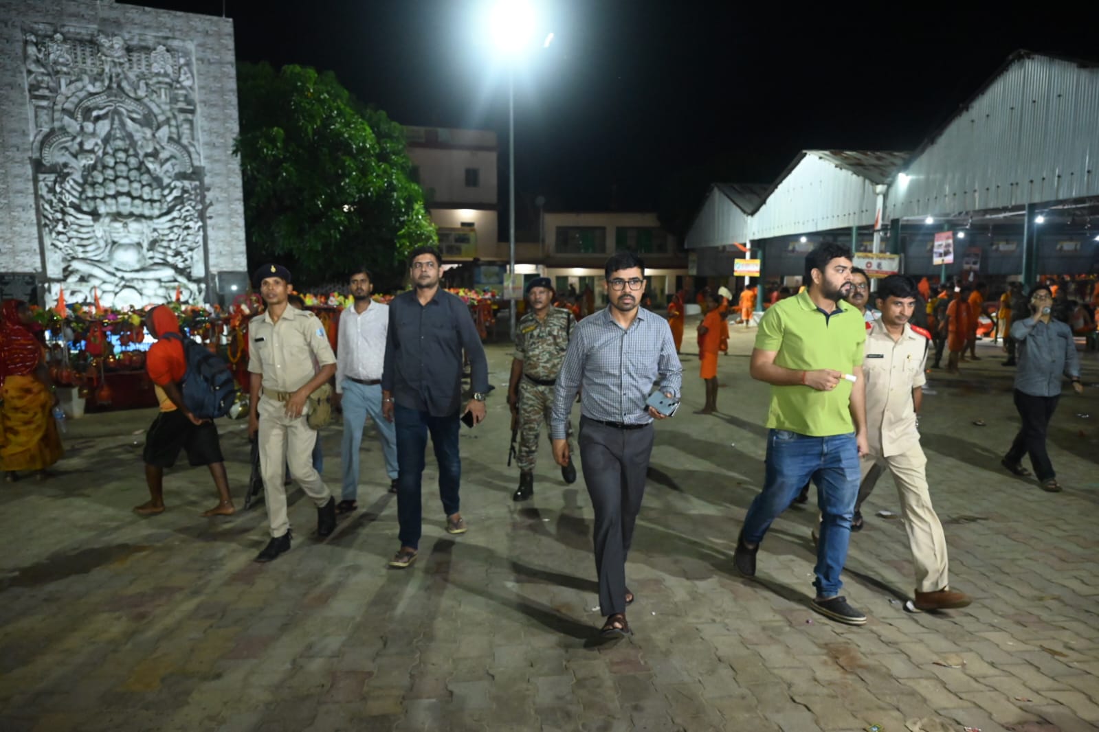 उपयुक्त रूट लाइन का निरीक्षण करते हुए उपयुक्त रूट लाइन का निरीक्षण करते हुए