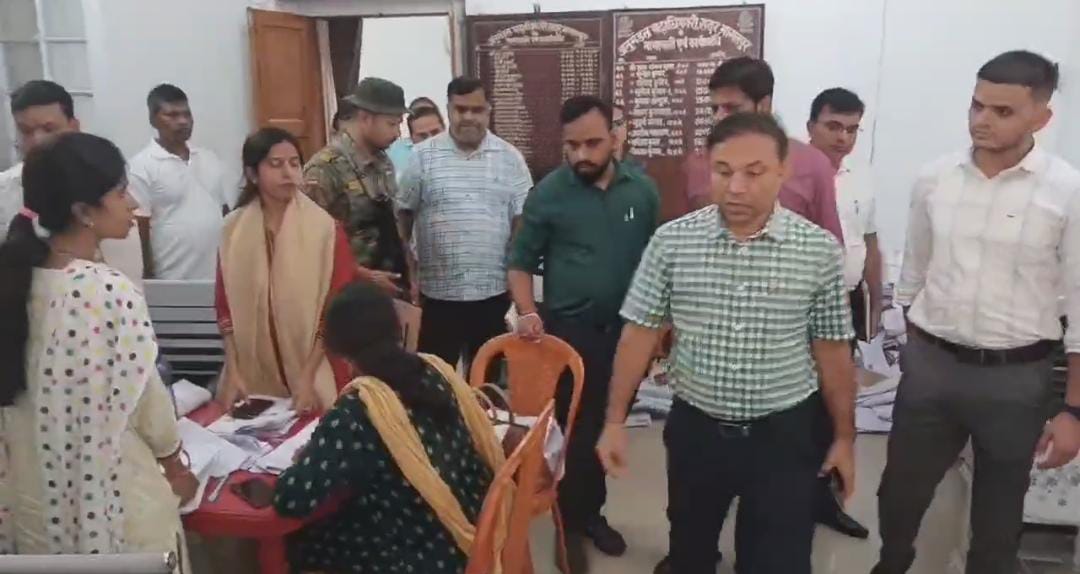 जायजा लेते जिलाधिकारी जायजा लेते जिलाधिकारी