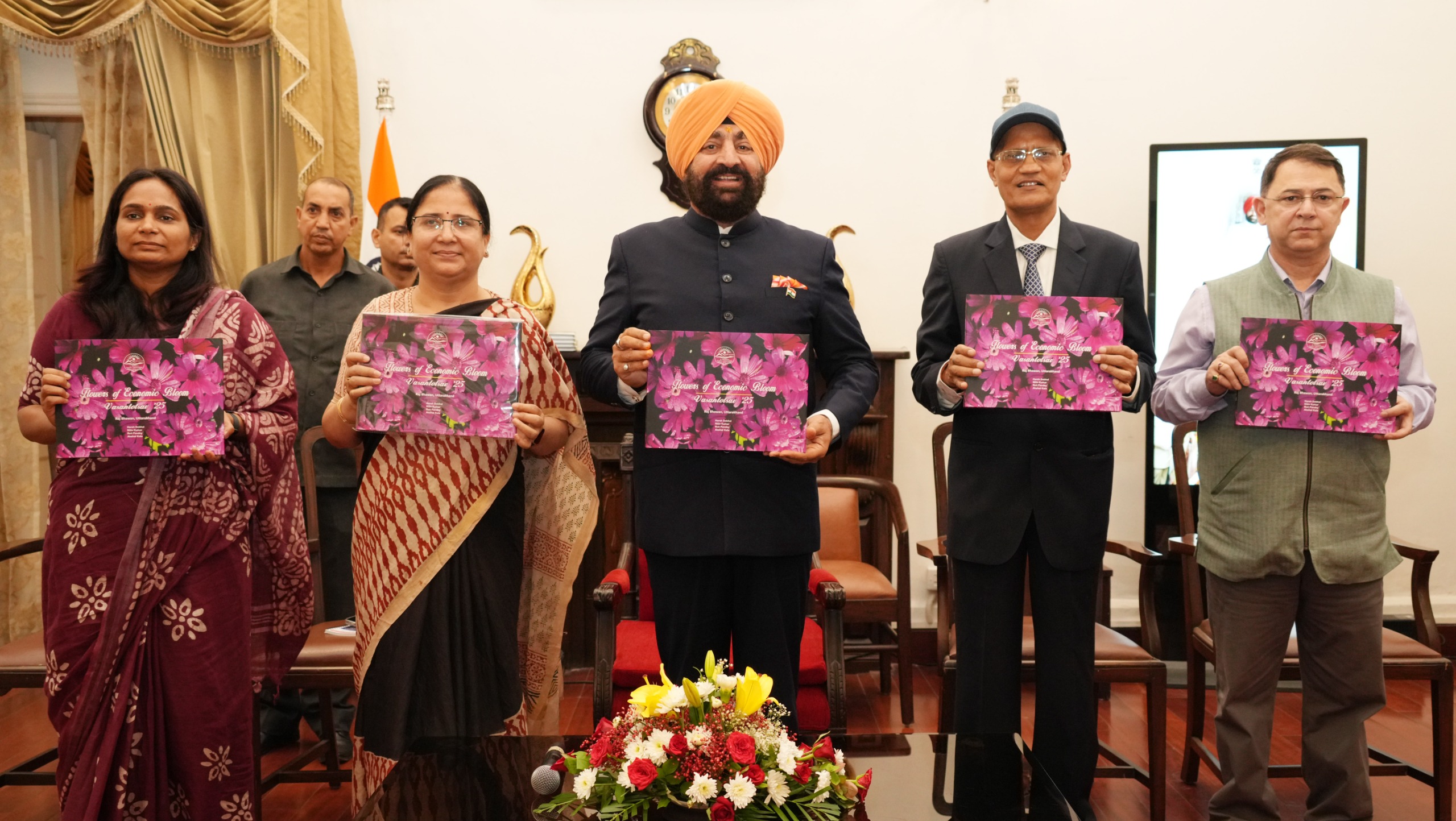 राज्यपाल राजभवन में वसंतोत्सव-2025 पर आधारित दो कॉफी टेबल बुक का विमोचन करते। राज्यपाल राजभवन में वसंतोत्सव-2025 पर आधारित दो कॉफी टेबल बुक का विमोचन करते।