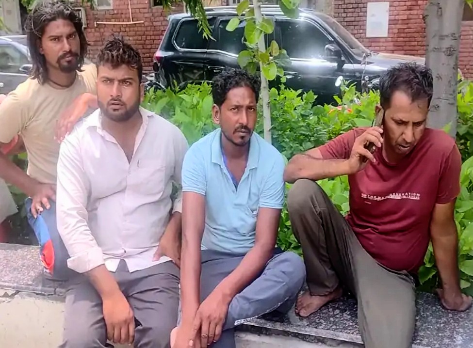 पानीपत सिविल अस्पताल में महिला का शव लेने पहुंचे परिजन