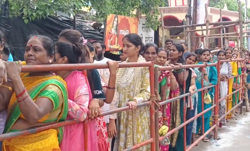मन्दिर के बाहर लाइनों में लगीं महिलाएं मन्दिर के बाहर लाइनों में लगीं महिलाएं