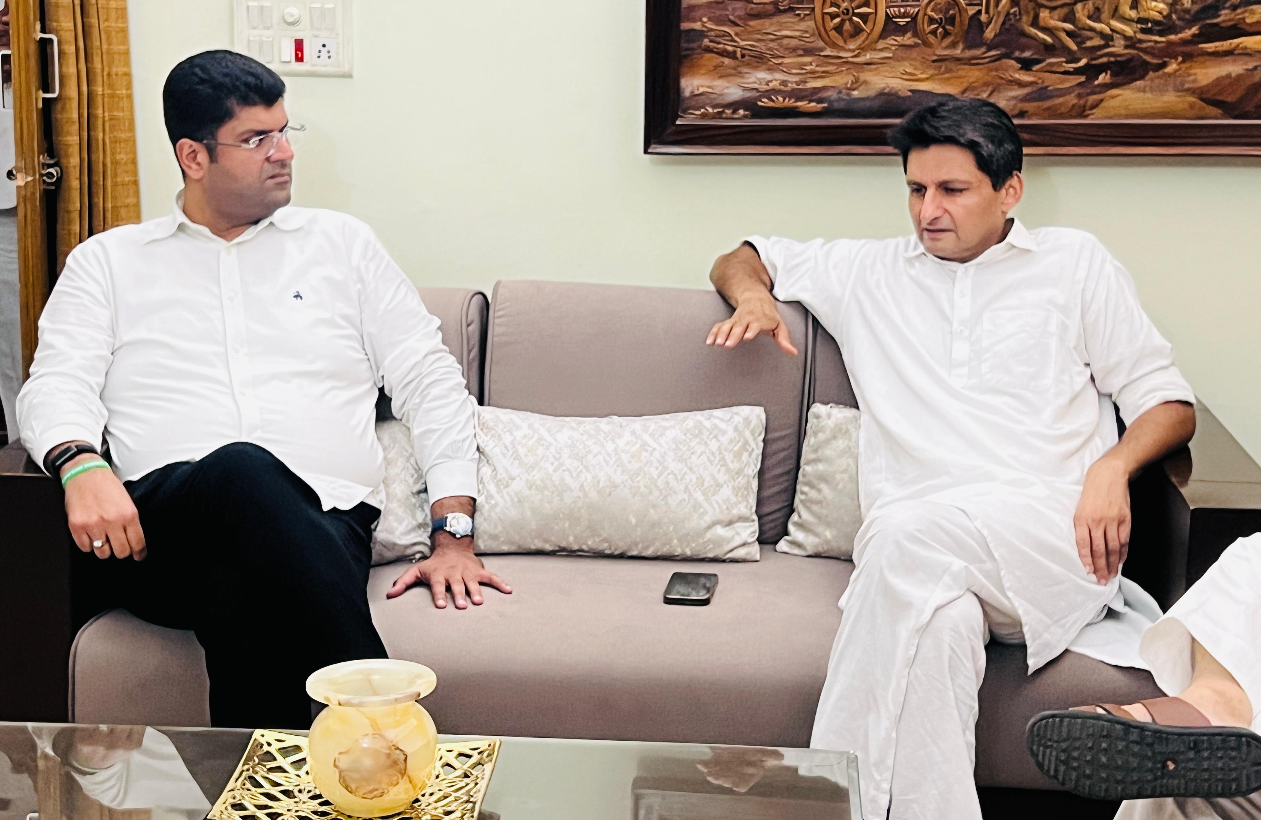 पूर्व डिप्टी सीएम दुष्यंत रोहतक में सांसद दीपेंद्र हुड्डा से मुलाकात करते हुए पूर्व डिप्टी सीएम दुष्यंत रोहतक में सांसद दीपेंद्र हुड्डा से मुलाकात करते हुए