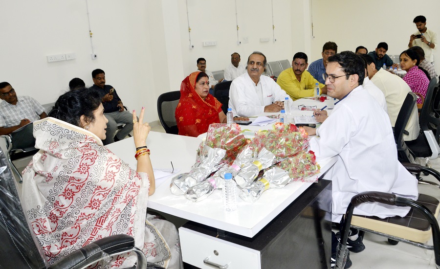 रोगी कल्याण समिति की बैठक लेते हुए राज्यमंत्री कृष्णा गौर रोगी कल्याण समिति की बैठक लेते हुए राज्यमंत्री कृष्णा गौर