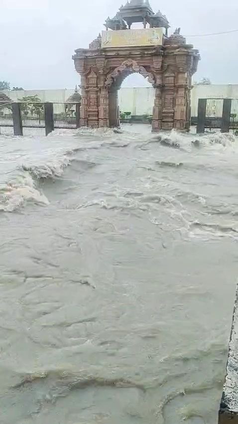 बिजौलिया में बारिश का कहर, तीनों मुख्य मार्ग बंद, फसलें जलमग्न, दो युवक नदी में बहे बिजौलिया में बारिश का कहर, तीनों मुख्य मार्ग बंद, फसलें जलमग्न, दो युवक नदी में बहे