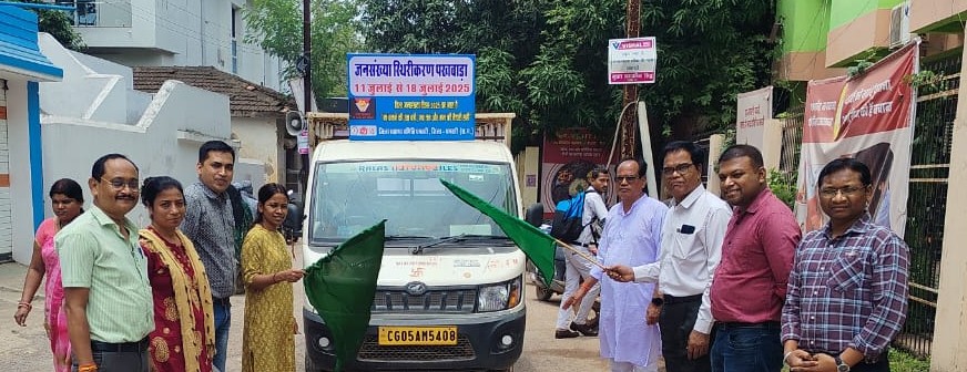 रथ को हरी झंडी दिखाते हुए सीएमएचओ व स्वास्थ्य कर्मचारी। रथ को हरी झंडी दिखाते हुए सीएमएचओ व स्वास्थ्य कर्मचारी।