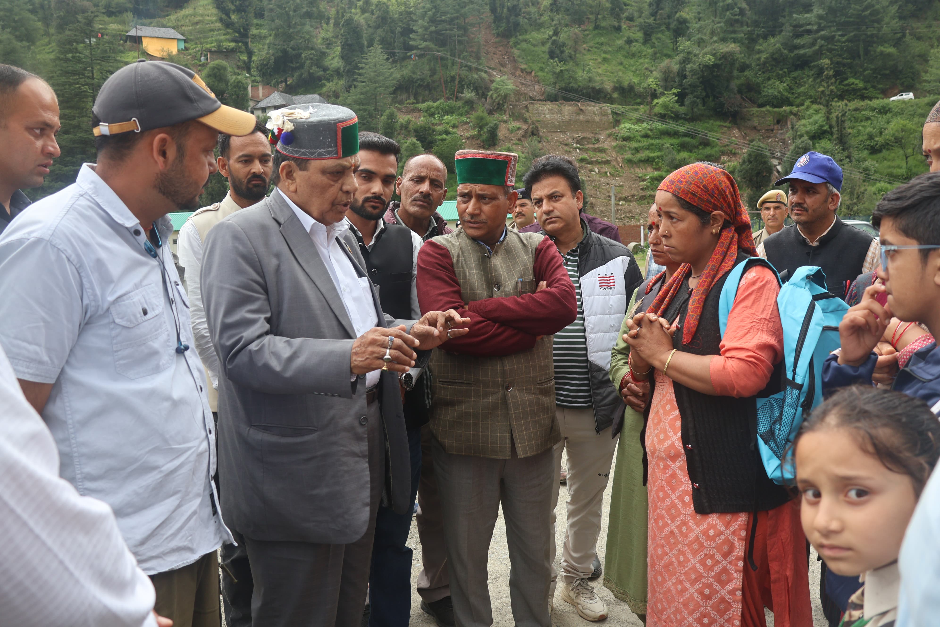 आपदा प्रभावितों से मिलते हुए स्वास्थ्य मंत्री ।