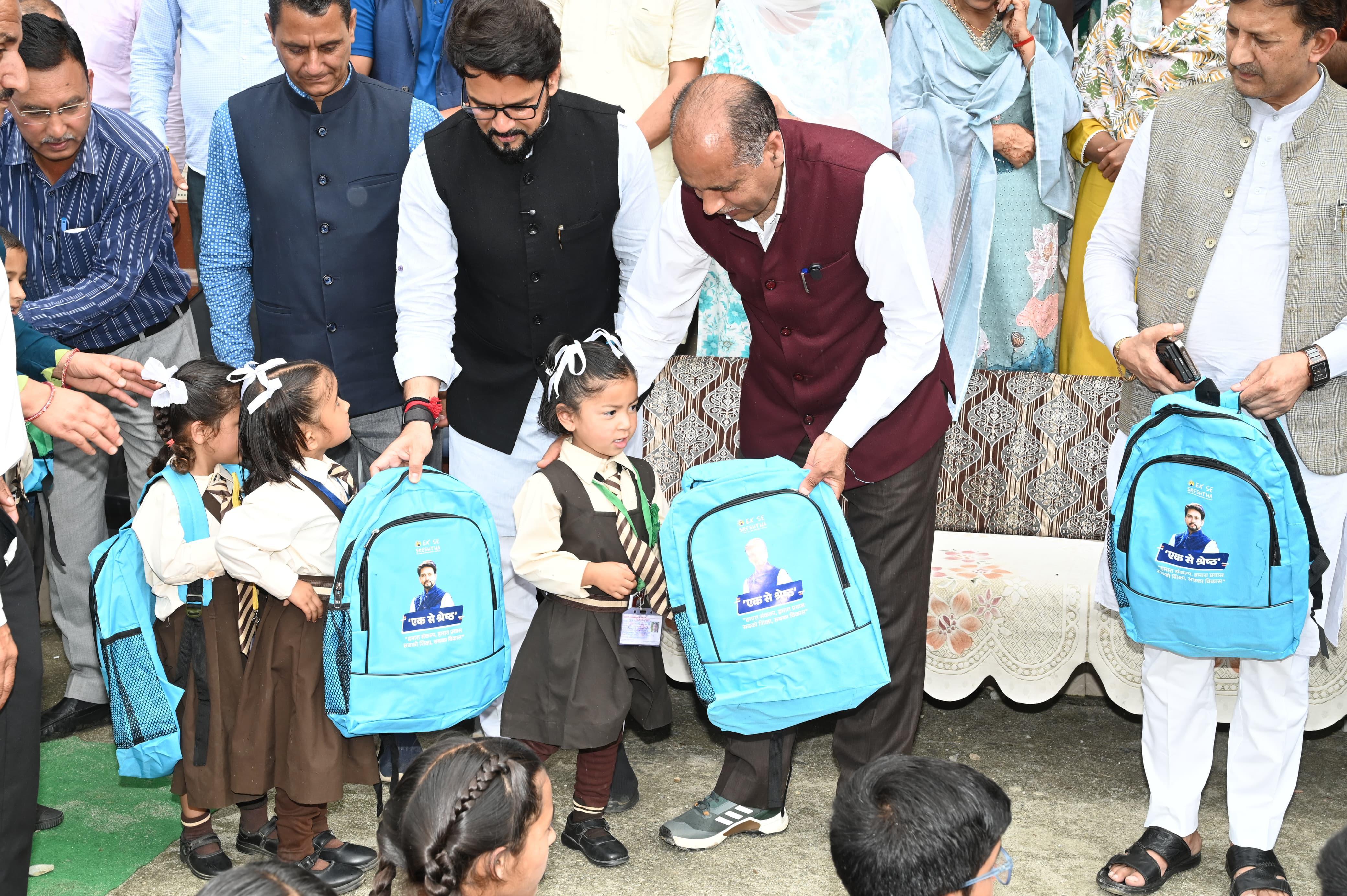 सराज में स्कूली बच्चों को बैग बांटते हुए अनुराग ठाकुर। सराज में स्कूली बच्चों को बैग बांटते हुए अनुराग ठाकुर।