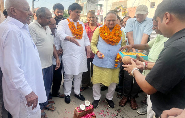 सोनीपत:विकास कार्य को आरंभ करवाते हुए मेयर राजीव जैन