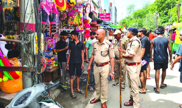 अतिक्रमण हटवाती पुलिस अतिक्रमण हटवाती पुलिस