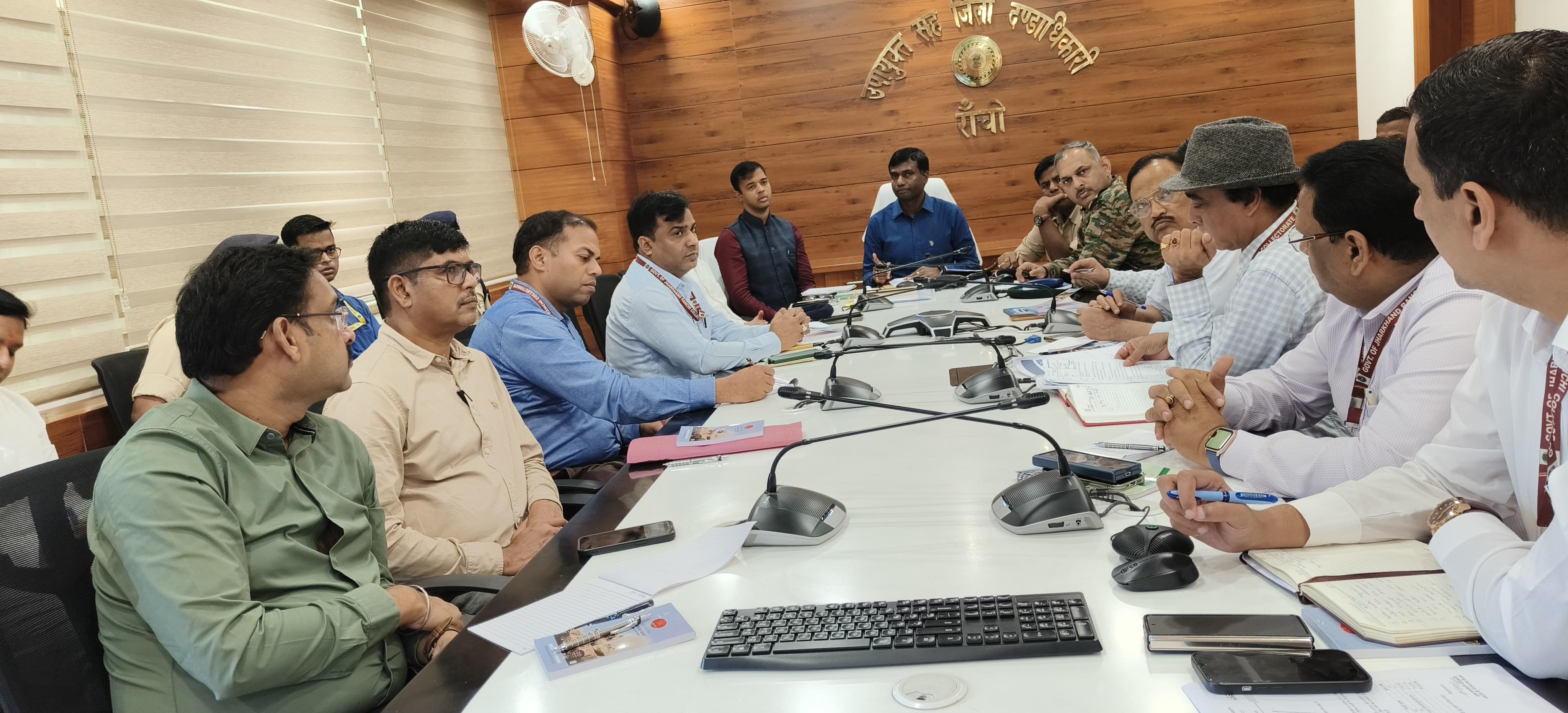 बैठक करते उपायुक्त, कर्नल सहित अन्य बैठक करते उपायुक्त, कर्नल सहित अन्य