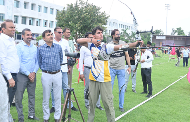 पूर्ण मूर्ति ग्लोबल स्कूल में शुरू हुए सीबीएसई नार्थ जोन-2 तीरंदाजी चैंपियनशिप में निशाना साधते तीरंदाज। पूर्ण मूर्ति ग्लोबल स्कूल में शुरू हुए सीबीएसई नार्थ जोन-2 तीरंदाजी चैंपियनशिप में निशाना साधते तीरंदाज।