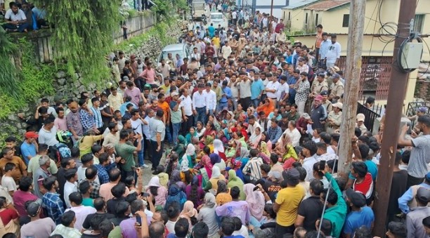 गोपेश्वर में मनोज की हत्या की आशंका पर प्रदर्शन करते हुए ग्रामीण।
