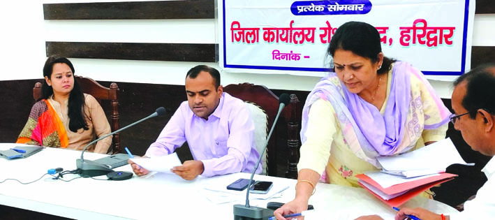 जनसुनवायी करते डीएम जनसुनवायी करते डीएम