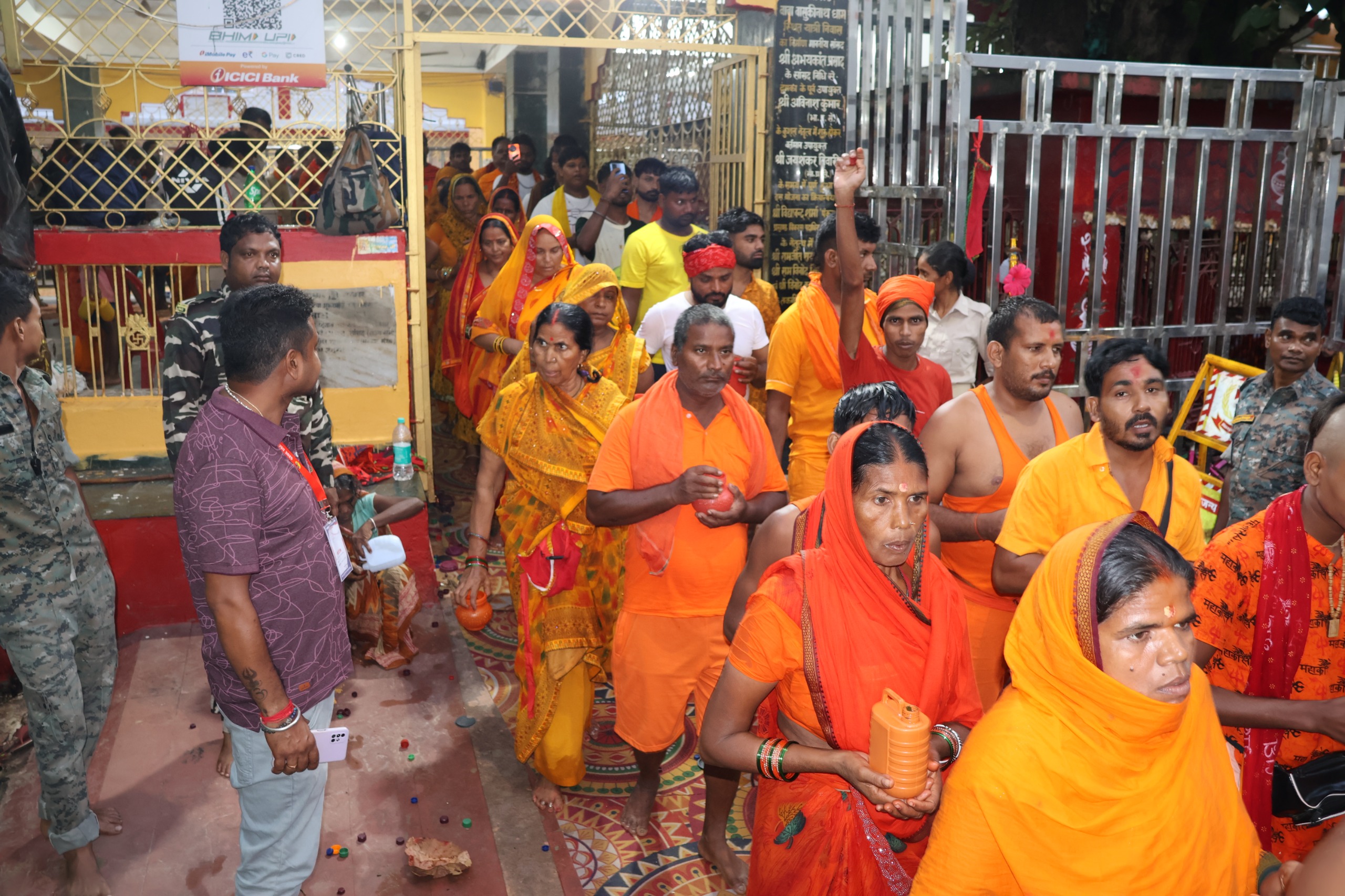 कतारबद्ध श्रद्धालु कतारबद्ध श्रद्धालु