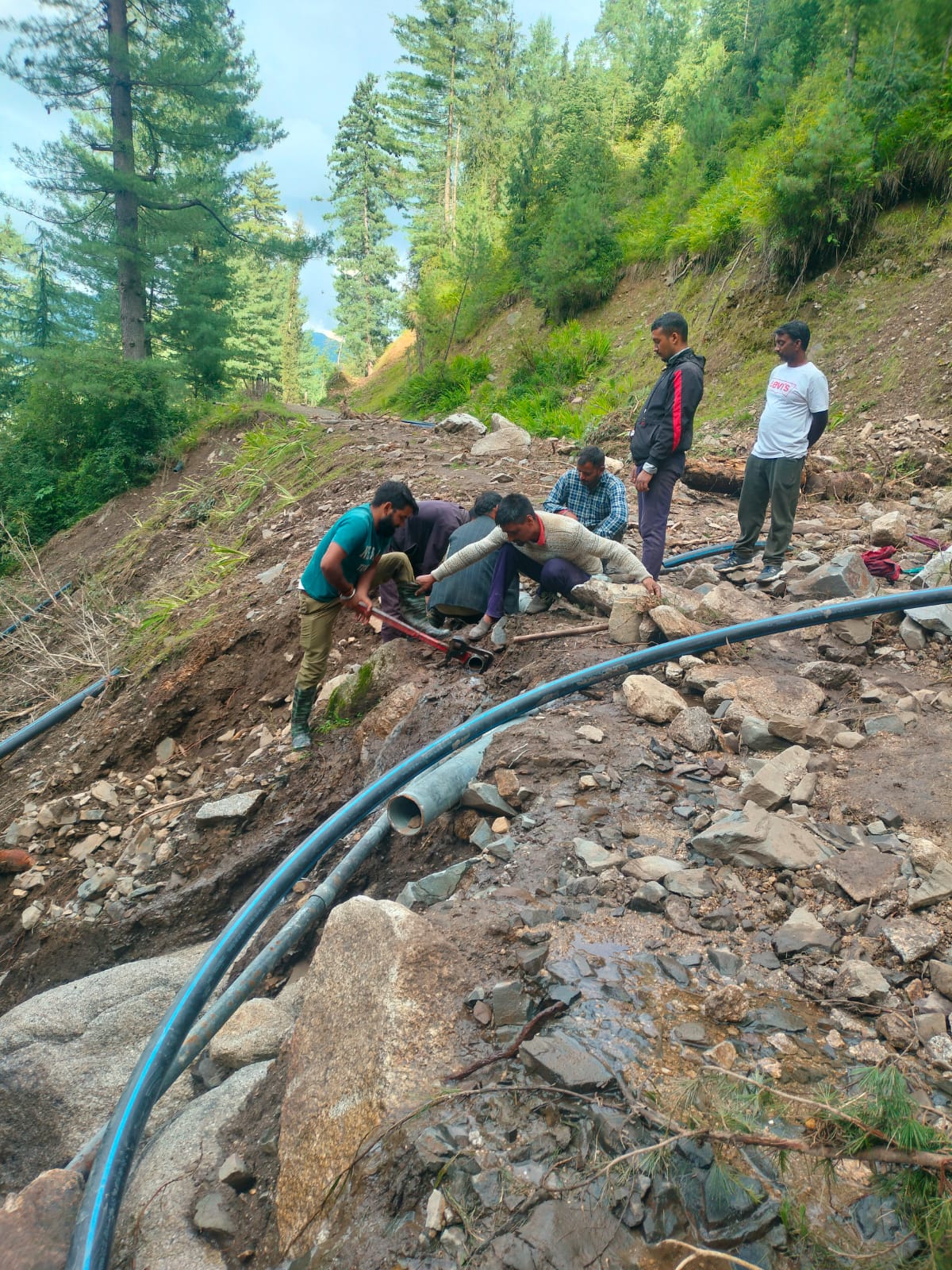 प्रभावित पेयजल योजनाओं की बहाली करते जलशक्ति विभाग के कर्मी। प्रभावित पेयजल योजनाओं की बहाली करते जलशक्ति विभाग के कर्मी।