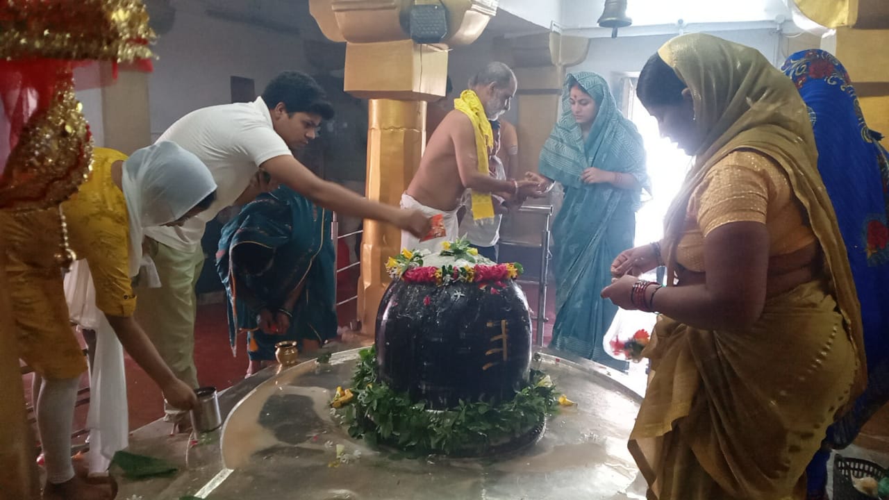 श्री रामेश्वर महादेव मंदिर, शिवपुर में जलाभिषेक करते भक्त।