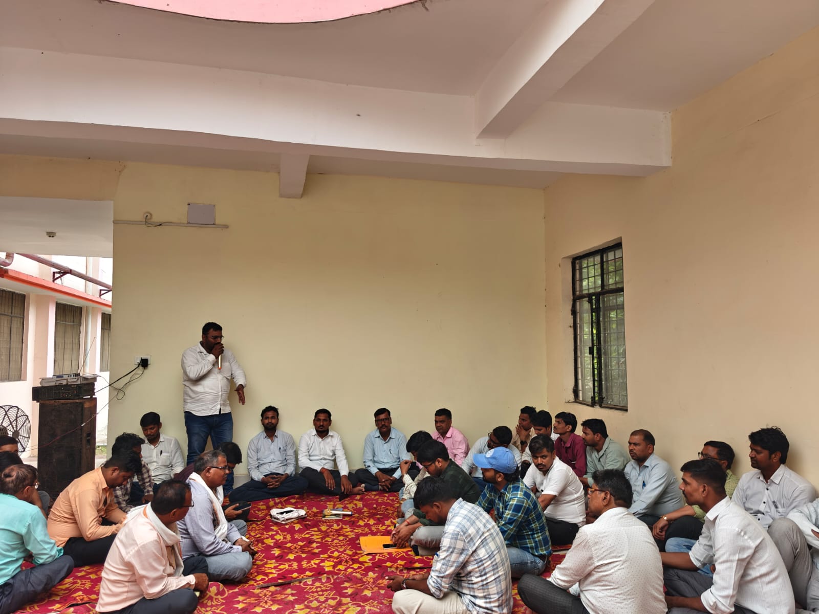 कार्य दिवस का बहिष्कार करते लेखपाल कार्य दिवस का बहिष्कार करते लेखपाल
