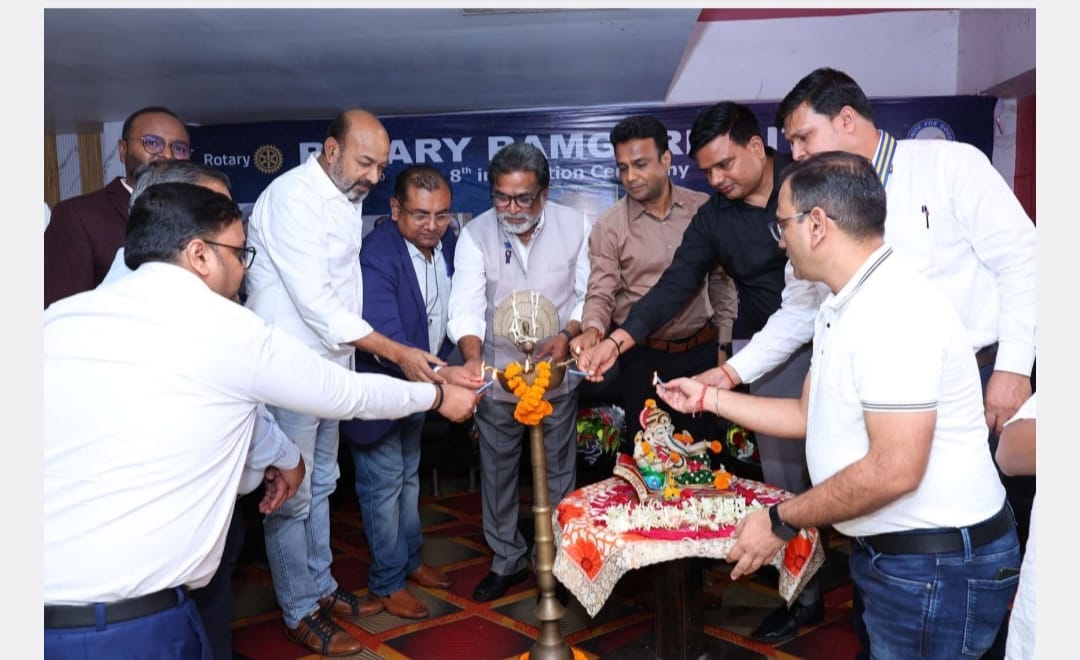 उद्घाटन करते अतिथि उद्घाटन करते अतिथि