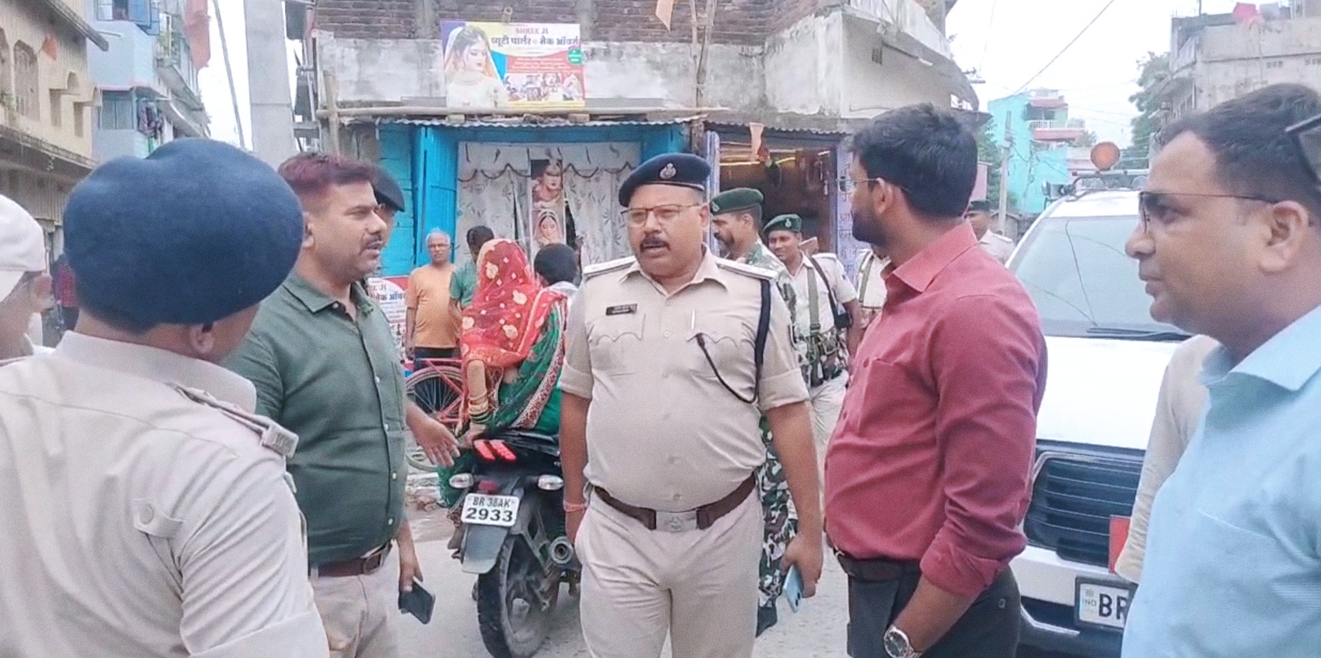 अररिया फोटो:डीएम और एसपी निरीक्षण करते