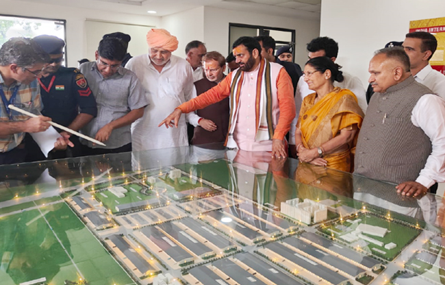सोनीपत: हरियाणा के मुख्यमंत्री नायब सिंह सैनी निरीक्षण के दारैान अधिकारियों को निर्देश देते हुए सोनीपत: हरियाणा के मुख्यमंत्री नायब सिंह सैनी निरीक्षण के दारैान अधिकारियों को निर्देश देते हुए